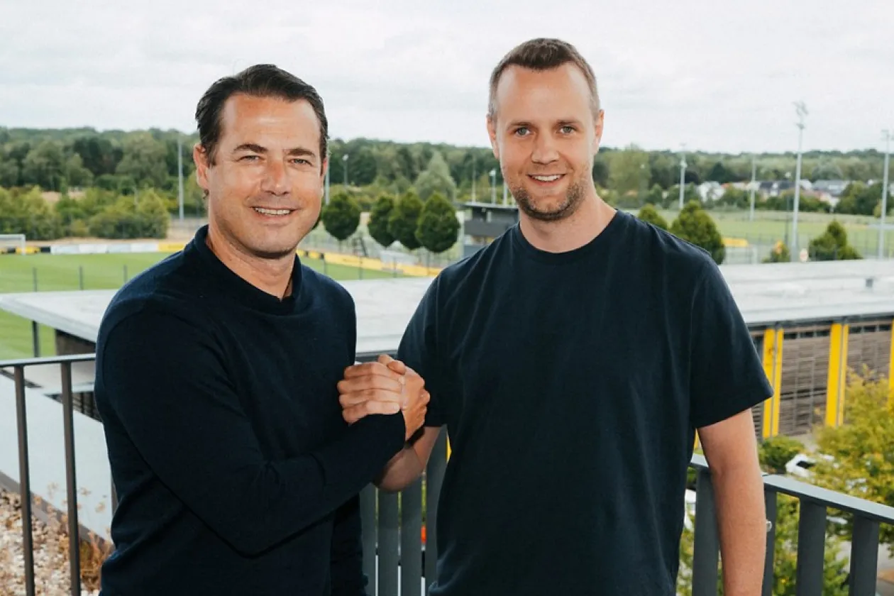 Lars Ricken und Paul Schaffran geben sich die Hand auf dem BVB-Trainingsgelände