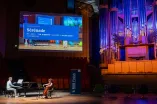Musikalische Darbietung mit Klavier und Violoncello bei RUB Finish 2026 im Audimax der RUB