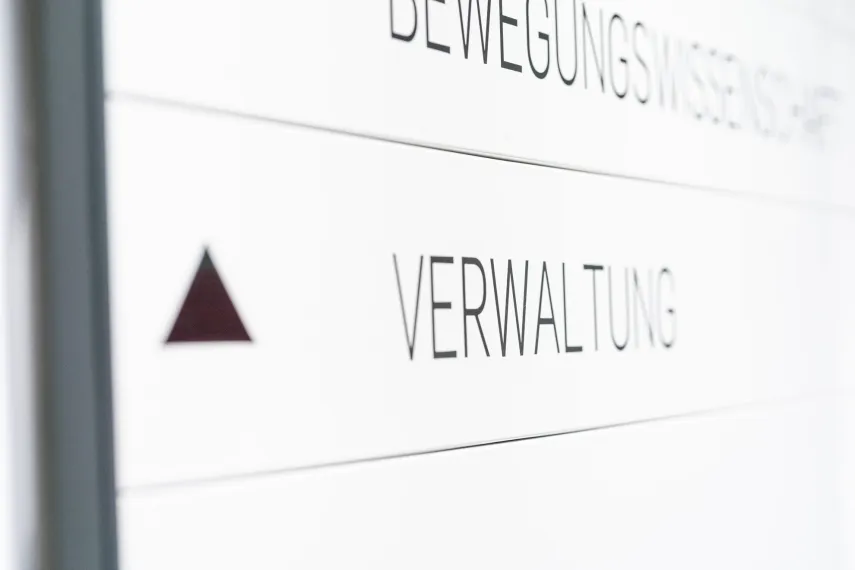 dekanat schild verwaltung.jpg