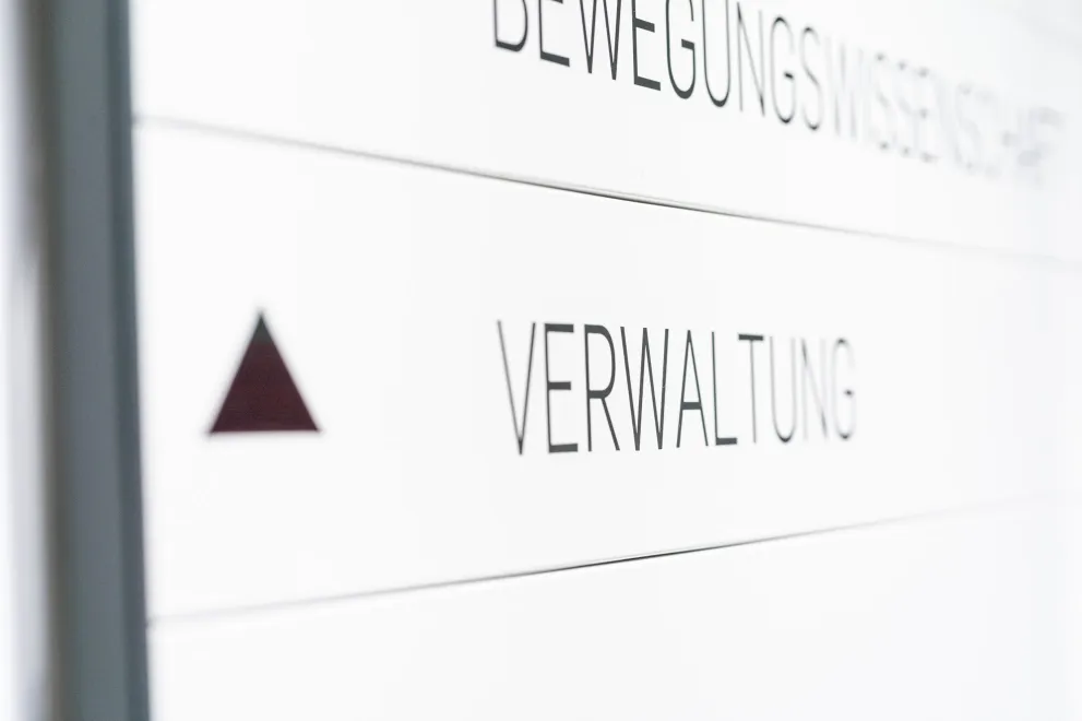 dekanat schild verwaltung.jpg