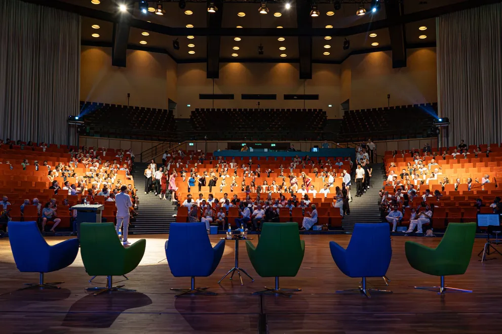 Blick von der Bühne ins gefüllte Auditorium des Audimax der RUB bei RUB Finish 2026
